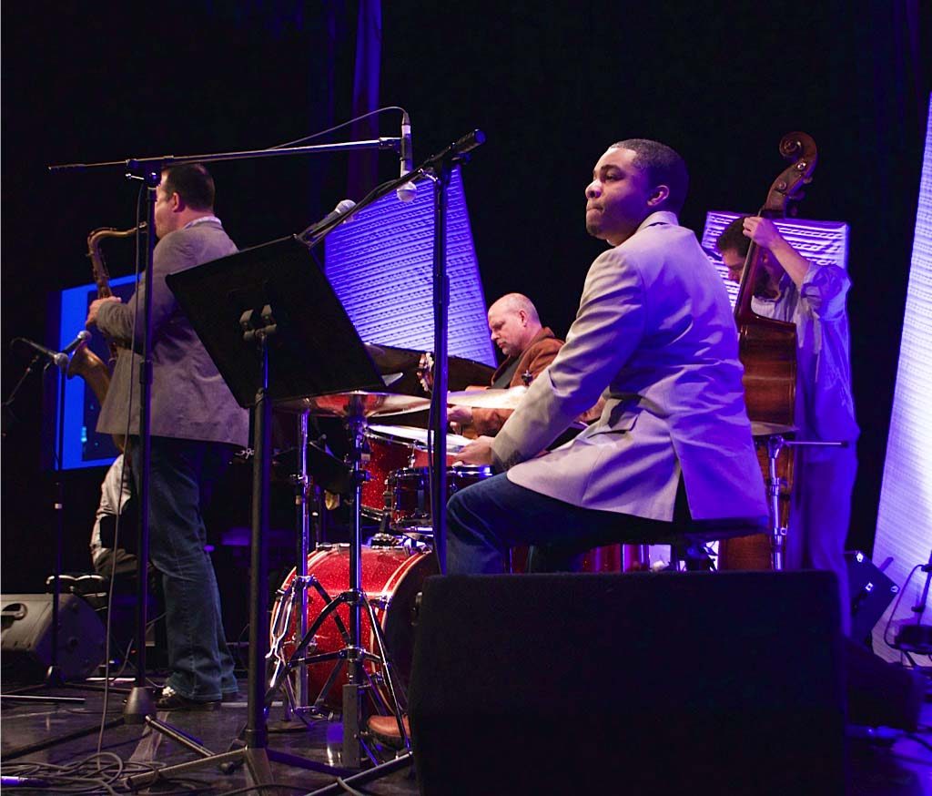 An MDC alum performing at Wolfson Campus.