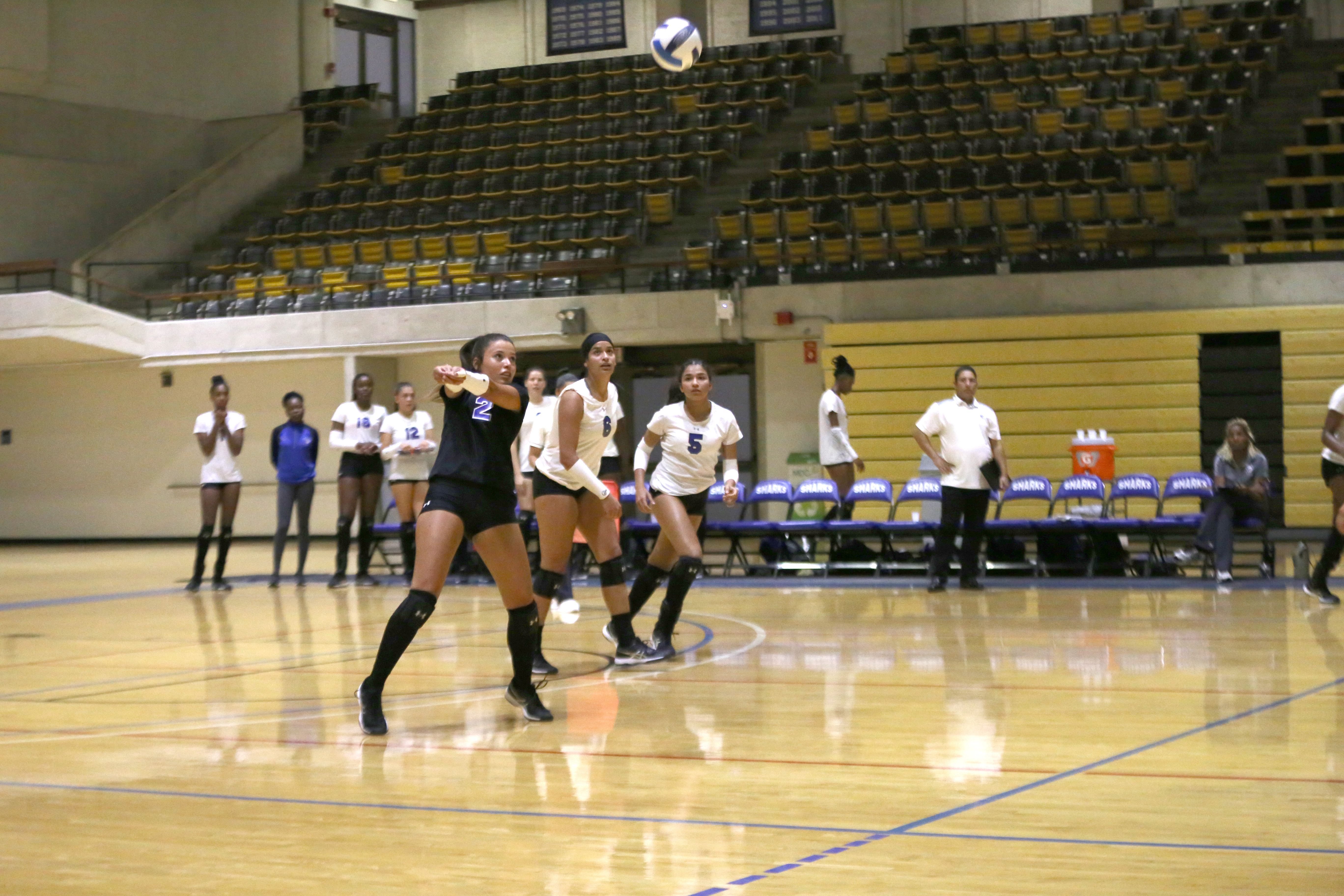 Valeria Santos about to hit the ball.
