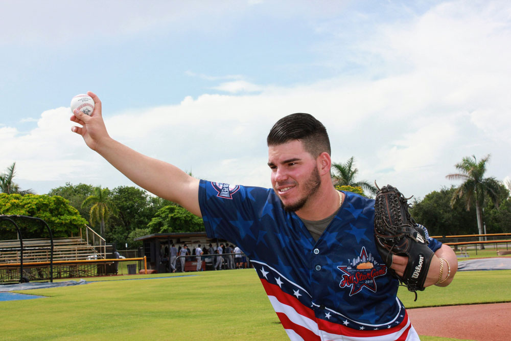 Yusniel Padron-Artiles throwing a pitch.