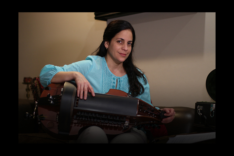 Beatriz holding the Hurdy-gurdy.