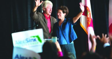 Bill Clinton and Alex Sink waving at the students.
