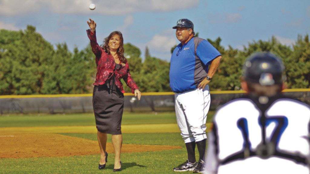 Veronica Owles throwing a pitch.