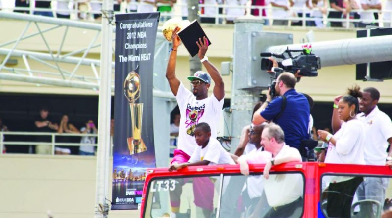Dwayne Wade holding up the trophy during the parade.