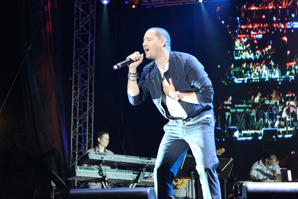 Photo of salsa singer Victor Manuel