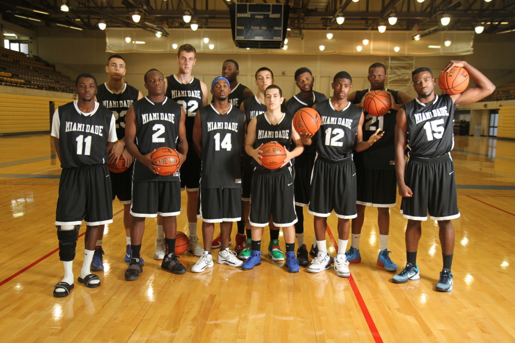 Group photo of the men's basketball team.