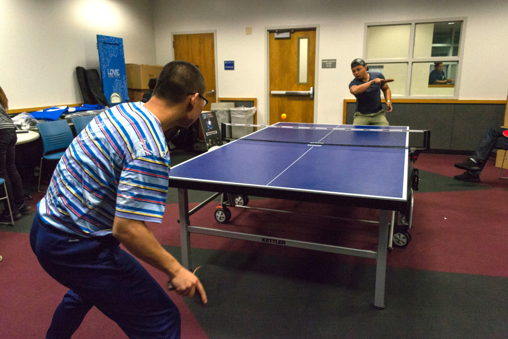 Students of the Table Tennis League playing table tennis.