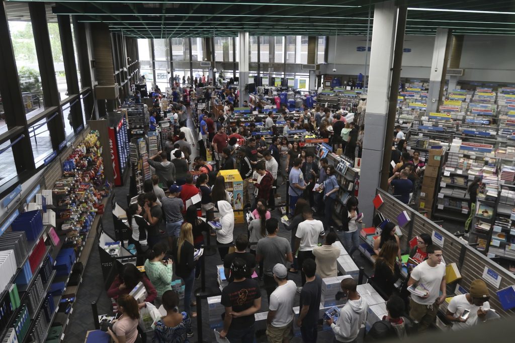 Students at Kendall Campus buying their textbooks.