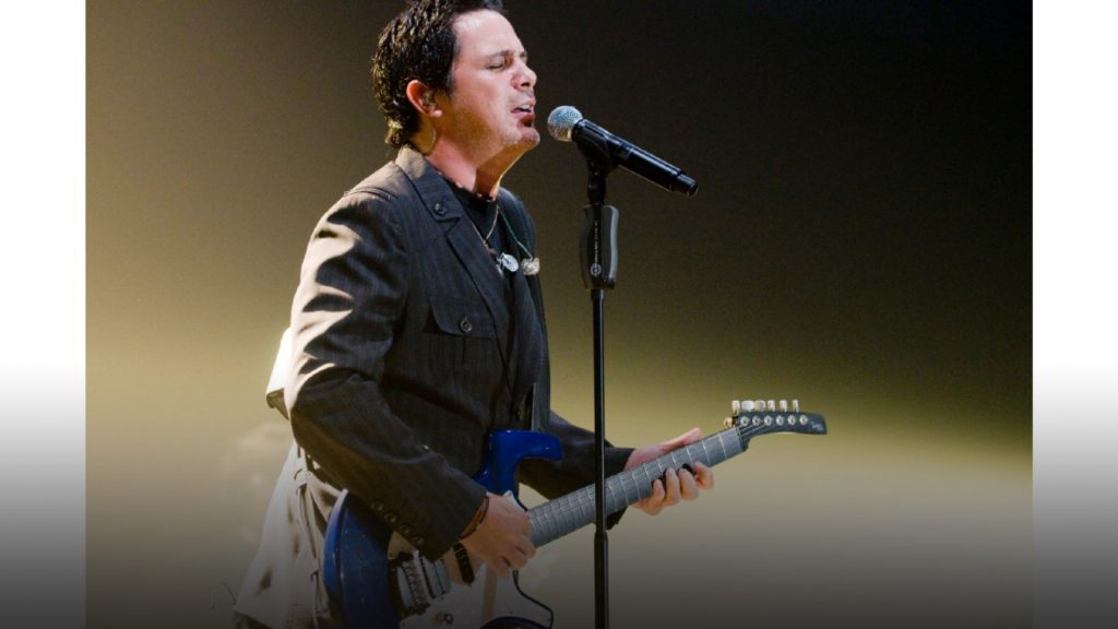 Alejandro Sanz singing.