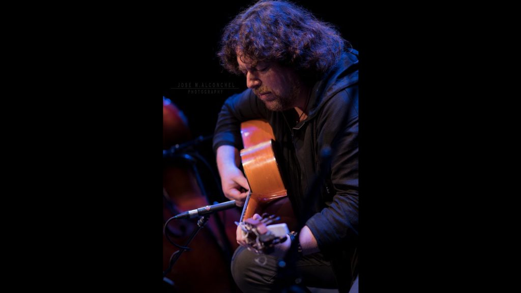 Jose Luis de la Paz playing guitar.